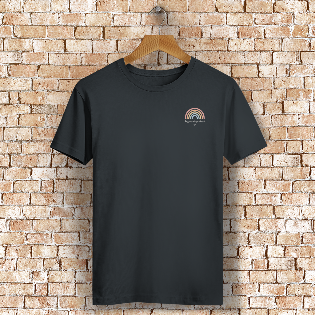 ST/ST Rocker T-Shirt „Happier Days Ahead“ – Bio Baumwolle Shirt mit Rainbow Design & Positive Vibes