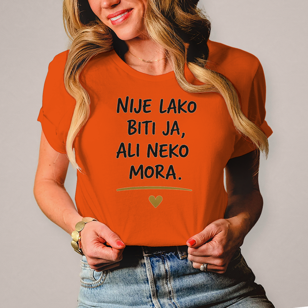 Damen T-Shirt „Nije lako biti ja, ali neko mora“ – Balkanski Humor Shirt