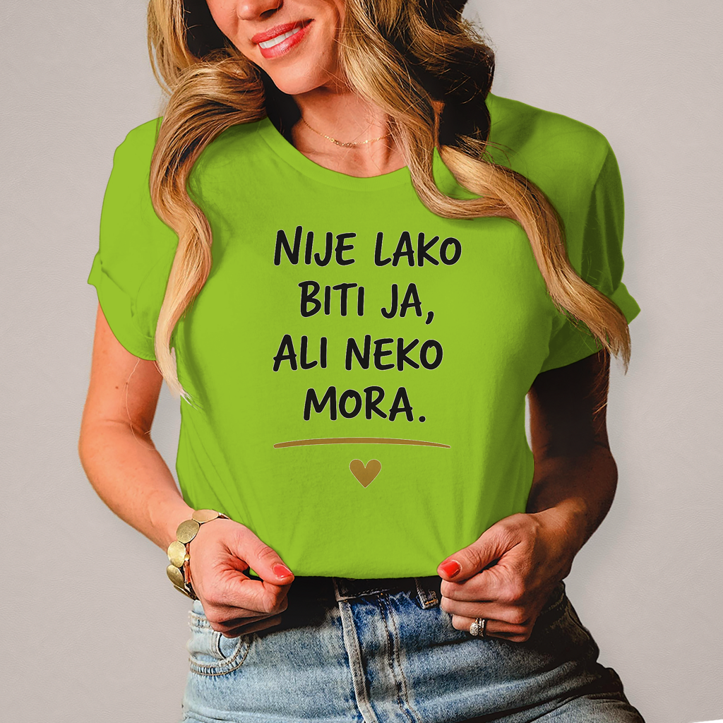 Damen T-Shirt „Nije lako biti ja, ali neko mora“ – Balkanski Humor Shirt