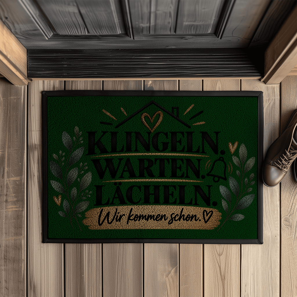 Fußmatte „Klingeln. Warten. Lächeln. Wir kommen schon.“ mit Gummirand
