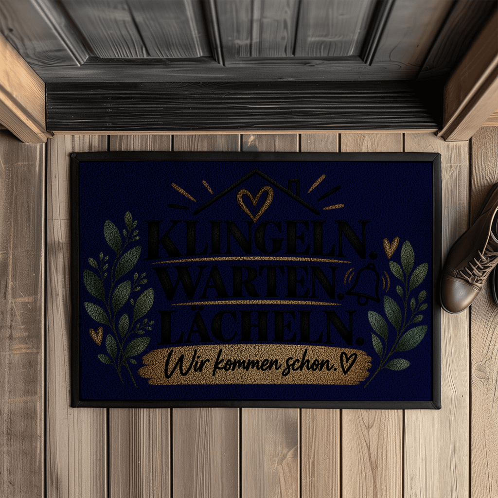 Fußmatte „Klingeln. Warten. Lächeln. Wir kommen schon.“ mit Gummirand