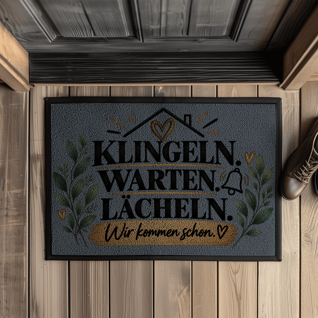 Fußmatte „Klingeln. Warten. Lächeln. Wir kommen schon.“ mit Gummirand