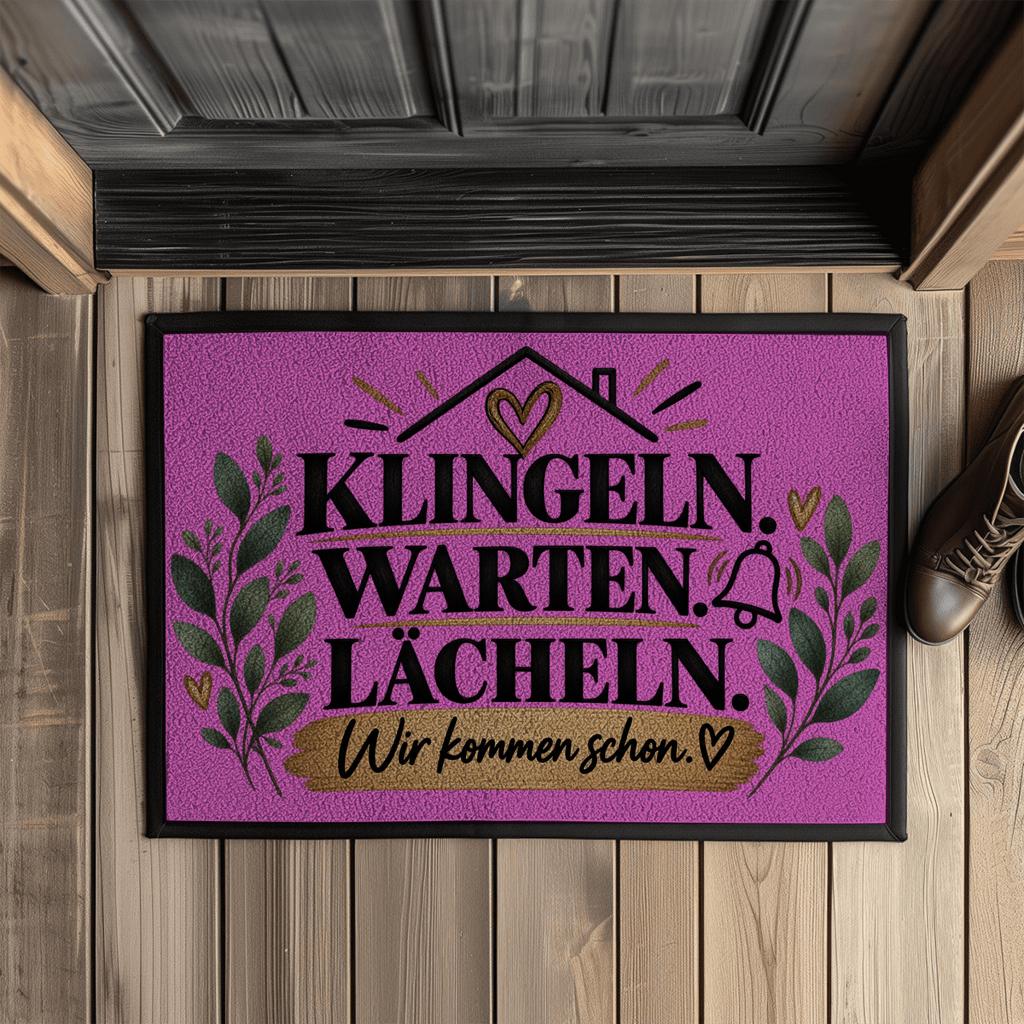Fußmatte „Klingeln. Warten. Lächeln. Wir kommen schon.“ mit Gummirand