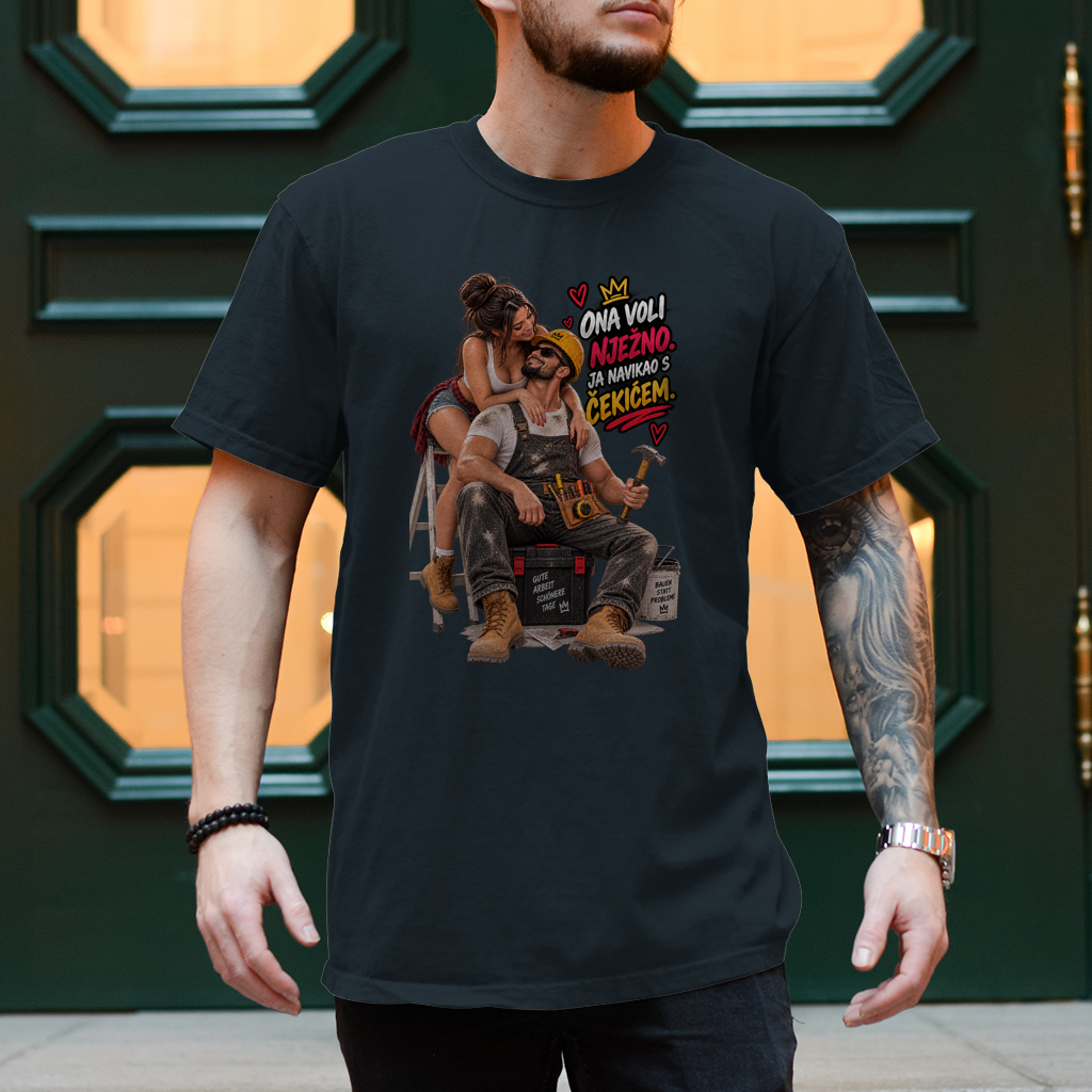 Herren T-Shirt Bauarbeiter – Ona voli nježno, ja navikao s čekićem