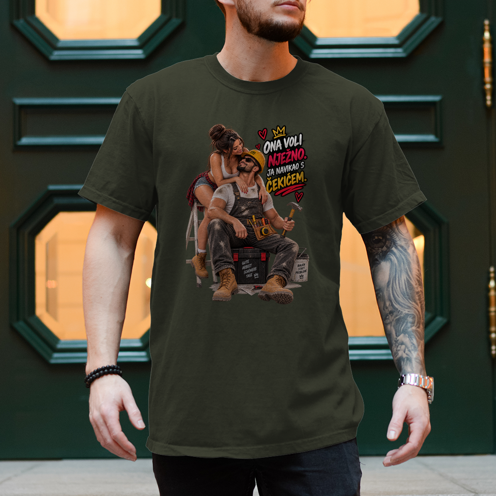 Herren T-Shirt Bauarbeiter – Ona voli nježno, ja navikao s čekićem