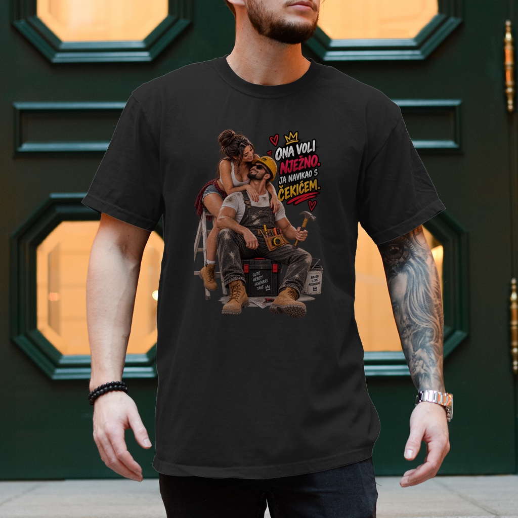 Herren T-Shirt Bauarbeiter – Ona voli nježno, ja navikao s čekićem