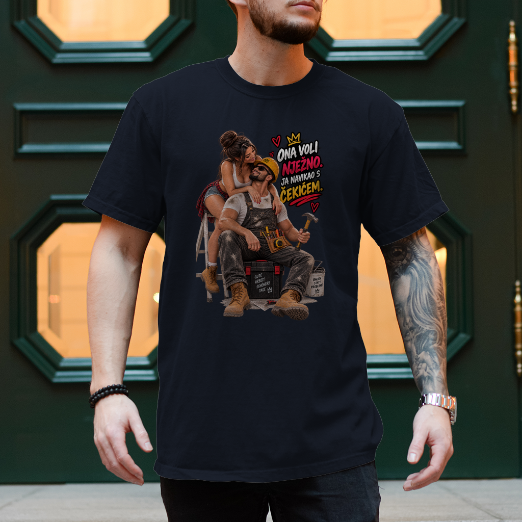 Herren T-Shirt Bauarbeiter – Ona voli nježno, ja navikao s čekićem