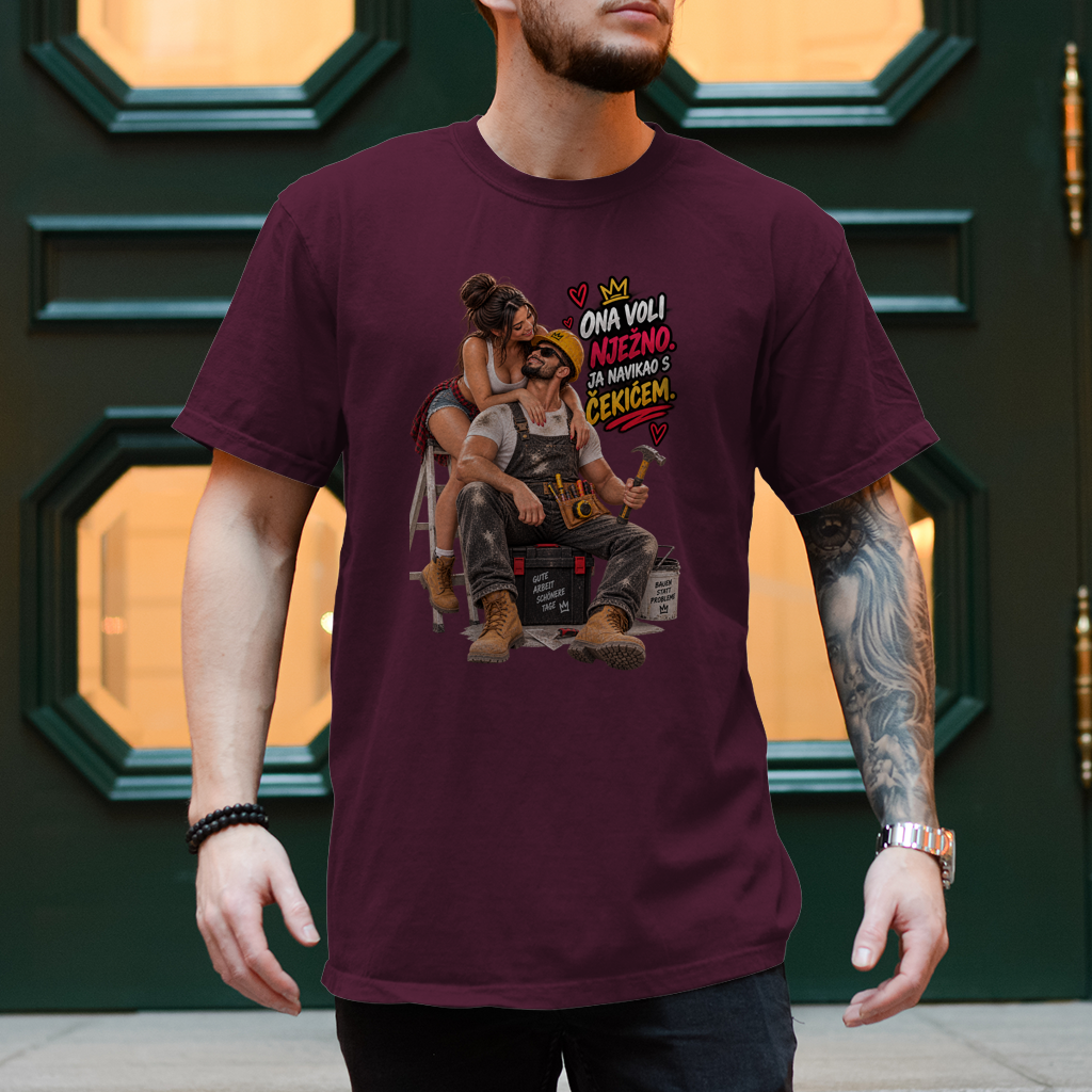 Herren T-Shirt Bauarbeiter – Ona voli nježno, ja navikao s čekićem