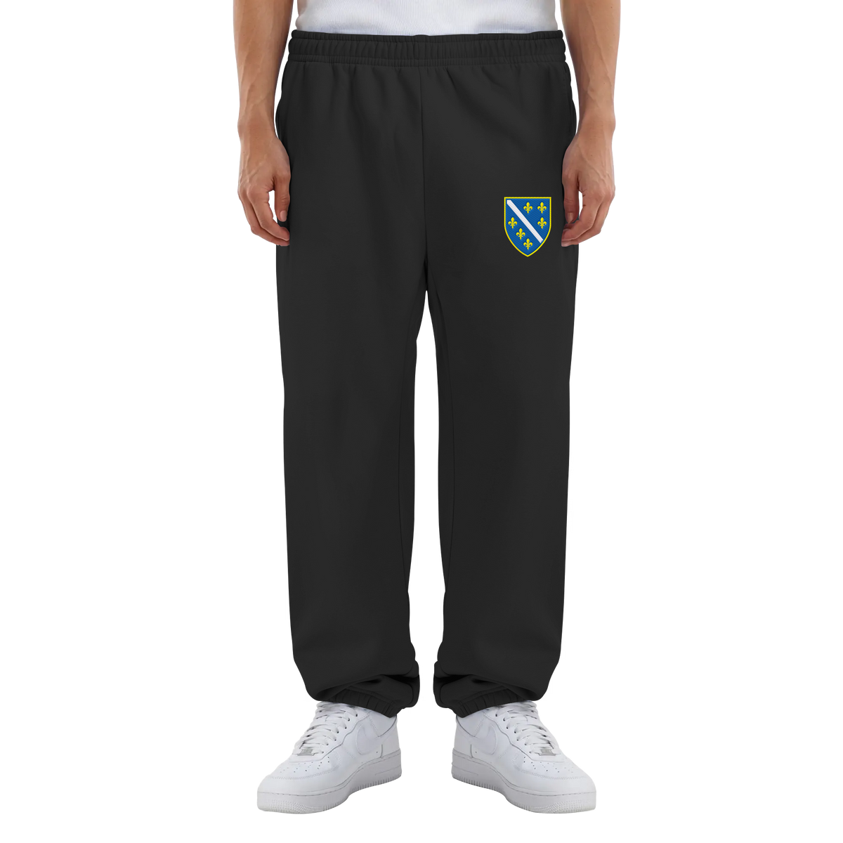 Bosnisches Wappen – Heimatliebe mit Stolz | Premium Stickerei - Fluffy Sweatpants