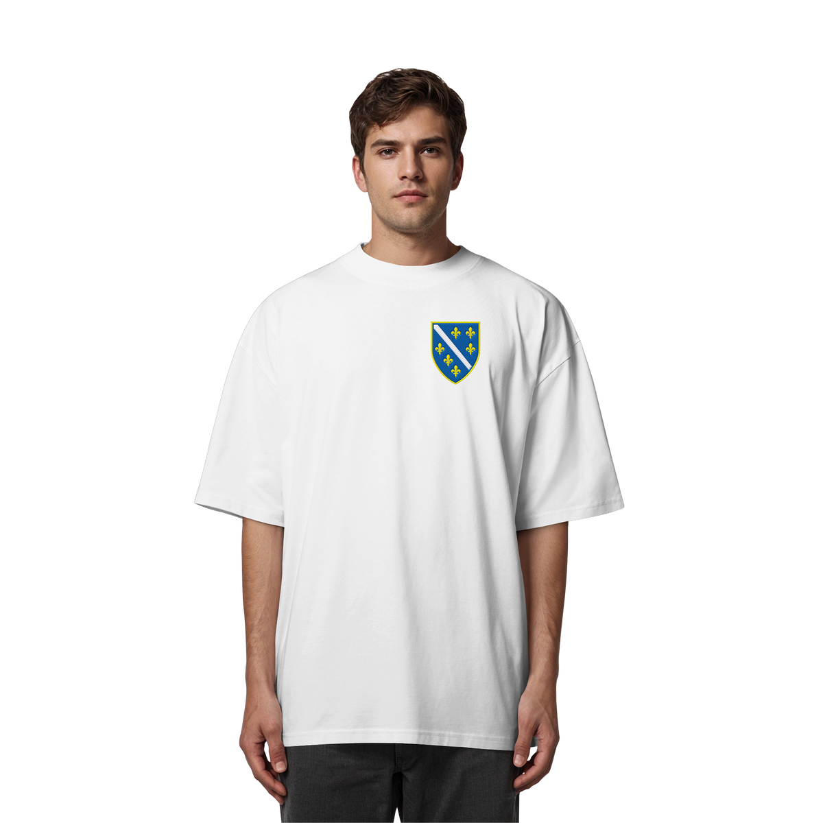 Bosnisches Wappen – Heimatliebe mit Stolz | Premium Stickerei - Organic Oversize Shirt